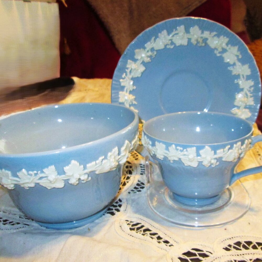 Wedgwood 3 piece set Etruria & Barlaston made in England Embossed Queensware bow